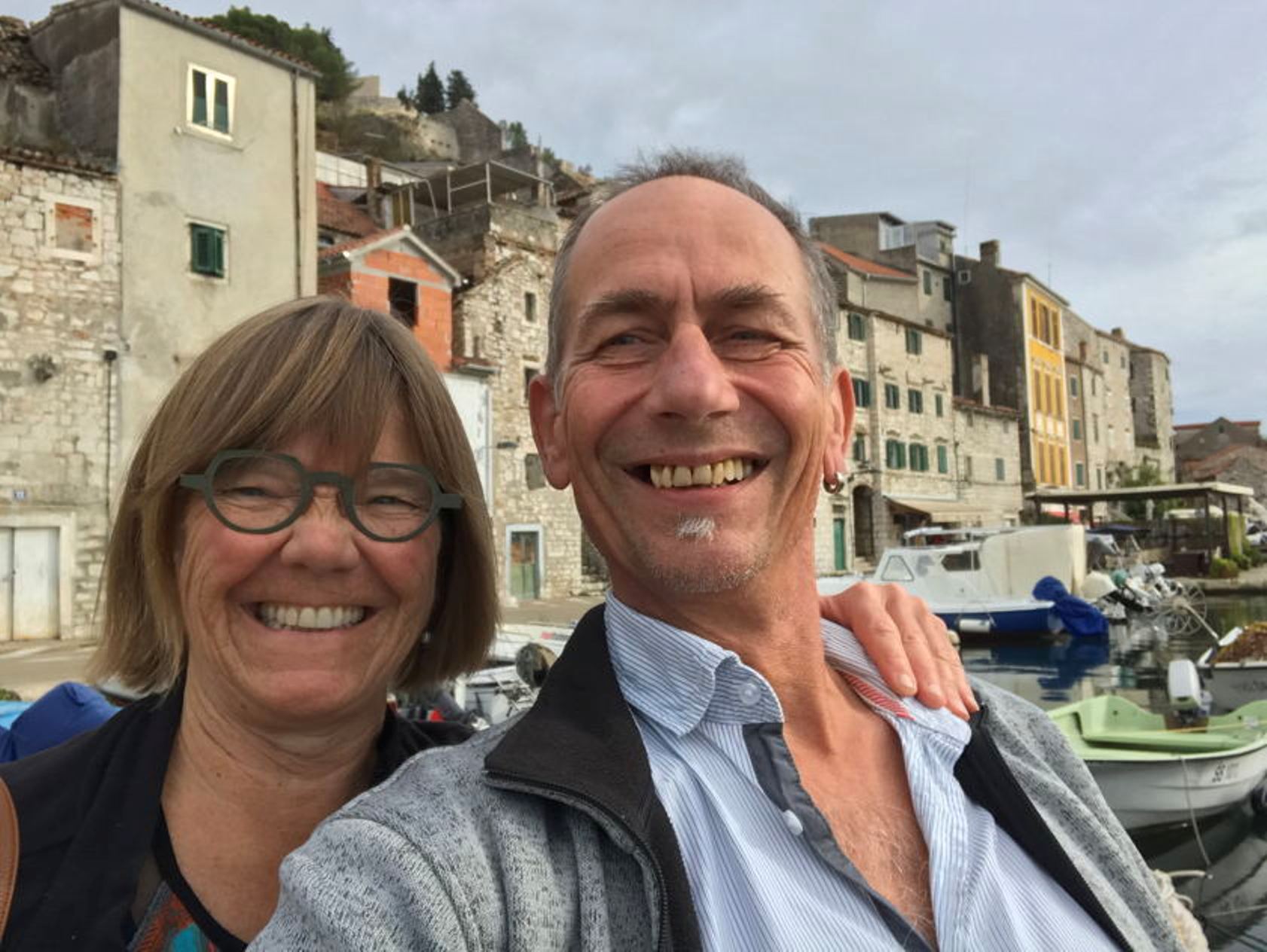 Paar bei nachmittaeglichem Snack in Basel, Umgebung am Wasser sichtbar.
