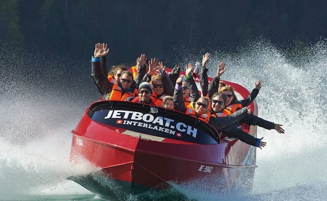 Jetboat Brienzersee con la famiglia in gita nel 2023 con bel tempo.