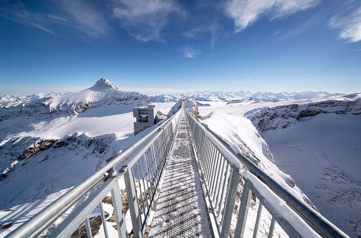 Glacier 3000 Peak Walk: spectaculaire uitzicht op de met sneeuw bedekte Alpen met wandelpad.