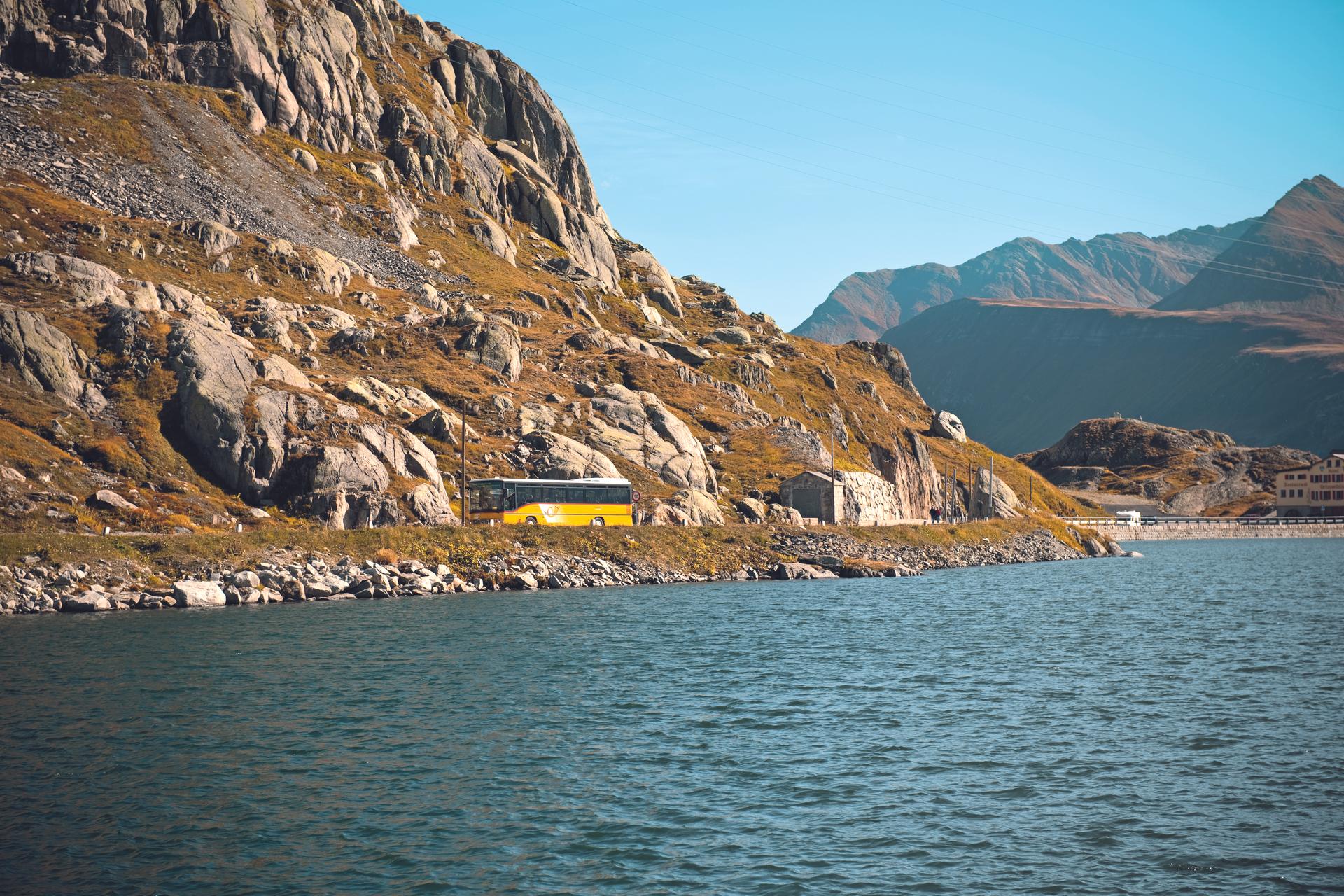 Grimselpass: impozantní skalnatá krajina u jezera, ideální pro pěší turistiku a poznávání přírody.