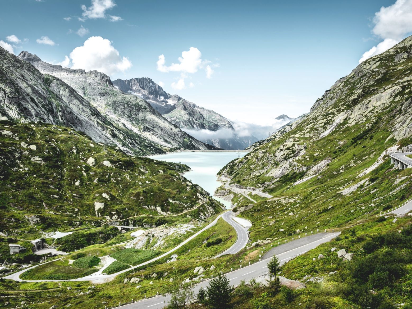 جريمسل باس: اكتشف المناظر الطبيعية المذهلة، والطبيعة، والجبال، والحافلات البريدية.