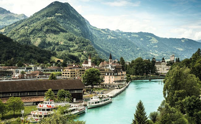 Passeggiata sul fiume a Interlaken (Foto: Svizzera Turismo)