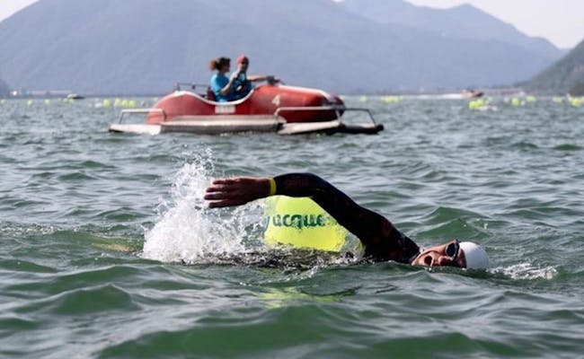 Simlärare under träningen vid Lago di Lugano, båt i bakgrunden, klar sikt