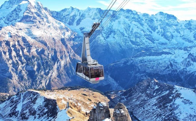 Kereta Schilthornbahn di Mürren dengan pemandangan Alpen saat musim dingin