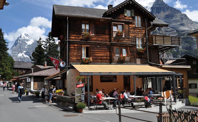 Restoran Winteregg di Mürren dengan pengunjung di luar ruangan