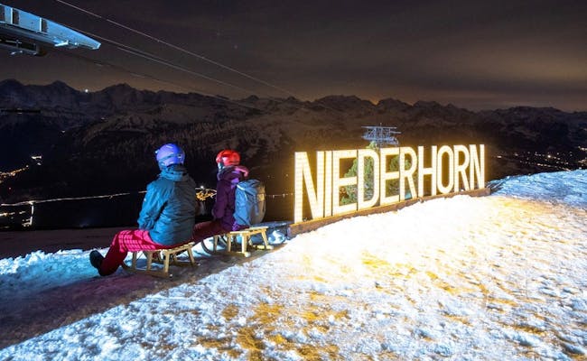 Niederhorn Nachtschlitteln bei Nacht mit Schneelandschaft