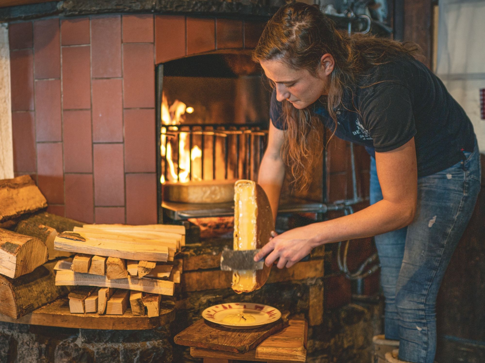 Raclette dari Switzerland dimasak di atas api.