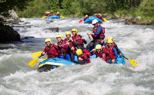 Arung jeram Vispa dengan beberapa peserta mengenakan rompi penyelamat berwarna-warni di sungai yang bergolak