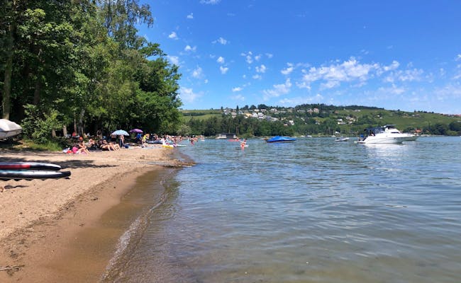 spiaggia Salavaux: giornata tranquilla al lago con famiglie, sole e relax.