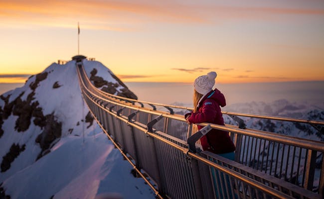 Tramonto Glacier 3000, godi della vista sulle montagne innevate nel paesaggio invernale.