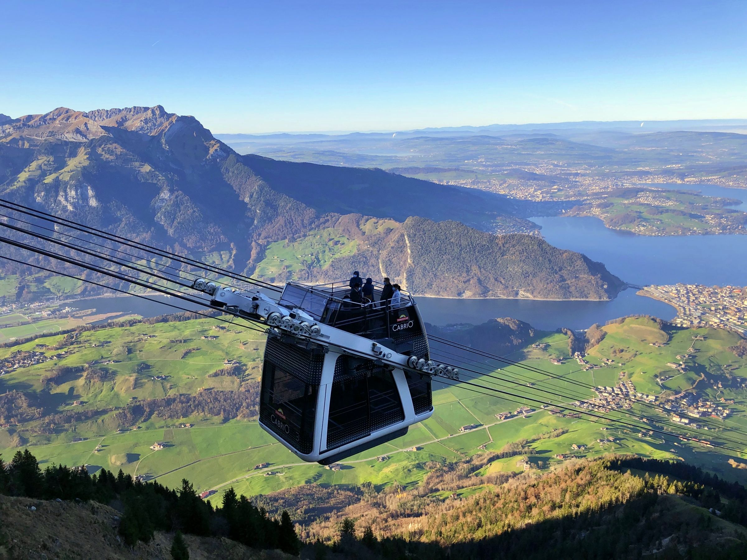 Seilbahn Cabrio Stanserhorn: Genieße den Blick auf den Vierwaldstättersee und die Berge.