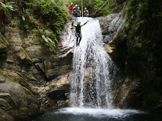 Canyoning Sprung Cugnasco im Tessin mit Abenteuer in der Natur dieser Sommeraktivität.