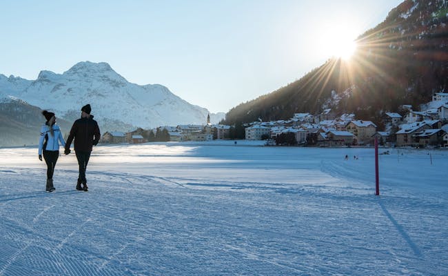Maloja Seenweg på vintern med snötäckta landskap och soluppgång
