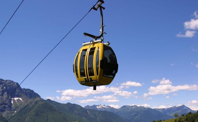 Seilbahn Verdasio-Rasa schwebt über Tessiner Landschaft