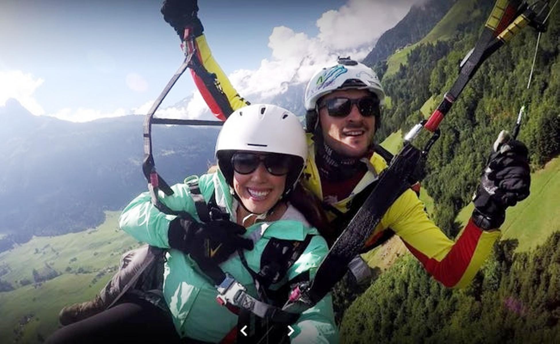 Vol en parapente en tandem au-dessus du Stanserhorn par beau temps, participants souriants.
