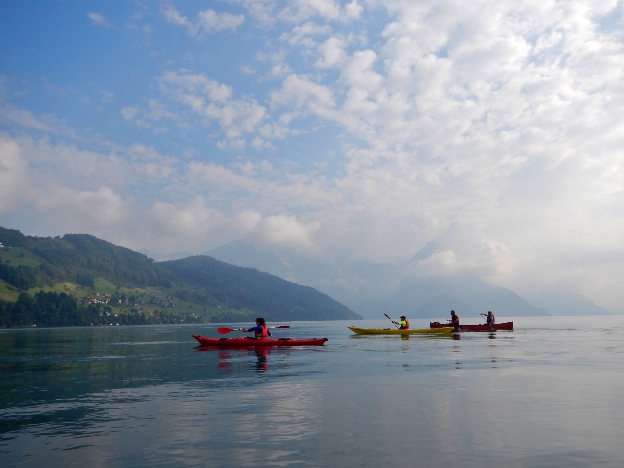 Sea Kayak: Kayaks on Lake Lucerne in summer, idyllic landscapes and holiday vibes.