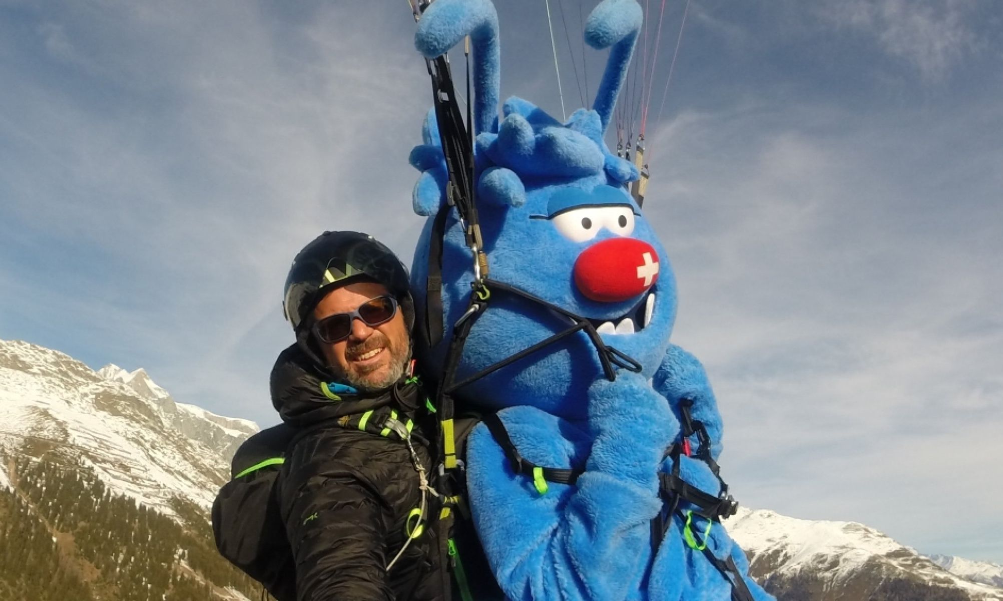 Penerbangan layang-layang bersama kanak-kanak di gunung bersalji