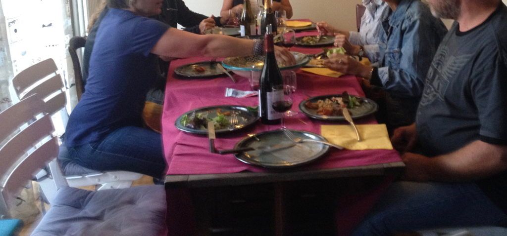 Typisk schweizerkøkken i Basel-Landschaft med dækket bord, vin og forskellige retter.