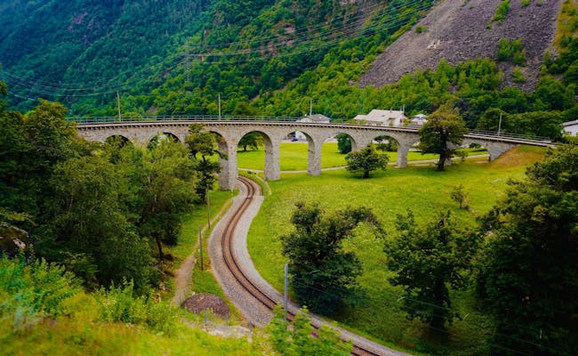 Kreisviaduct Brusio: indrukwekkende spoorbrug midden in de groene natuur van de Alpen.
