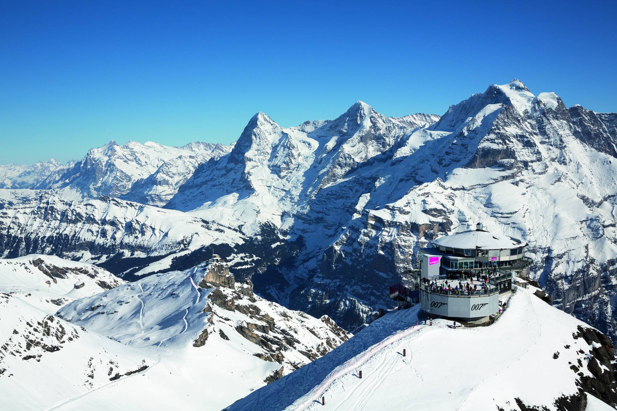 Rotationsrestaurang Piz Gloria på Schilthorn på våren, snötäckta fjäll