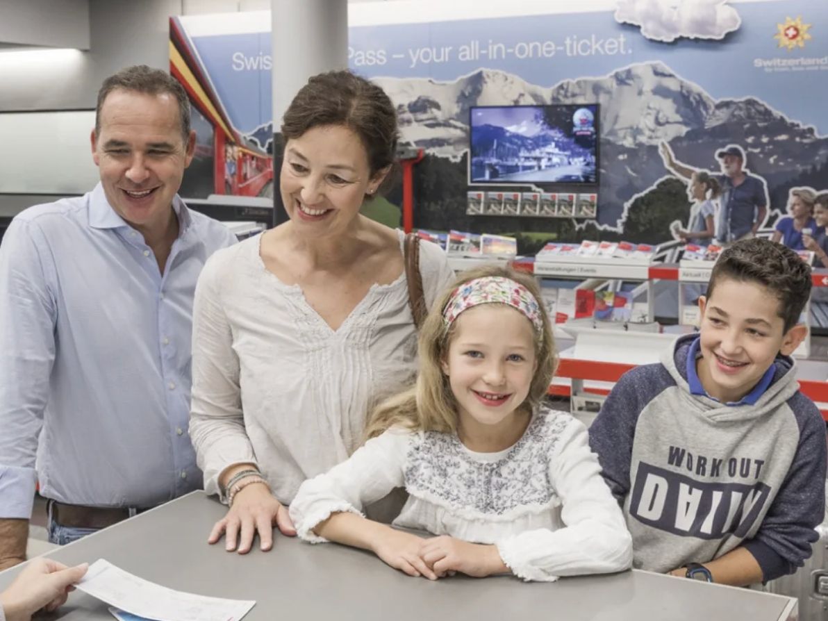 ครอบครัวที่จุดขายตั๋วซื้อบัตร Railaway ในบรรยากาศที่ทันสมัย