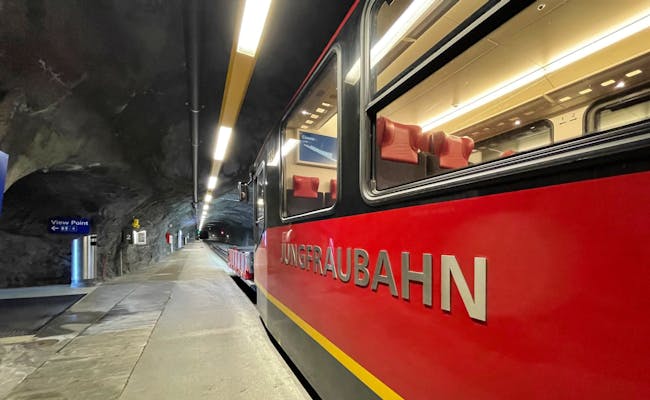 Jungfraubanen: imponerende bjergbane i Jungfrau-området, ideelt rejsemål for eventyr og naturoplevelser.
