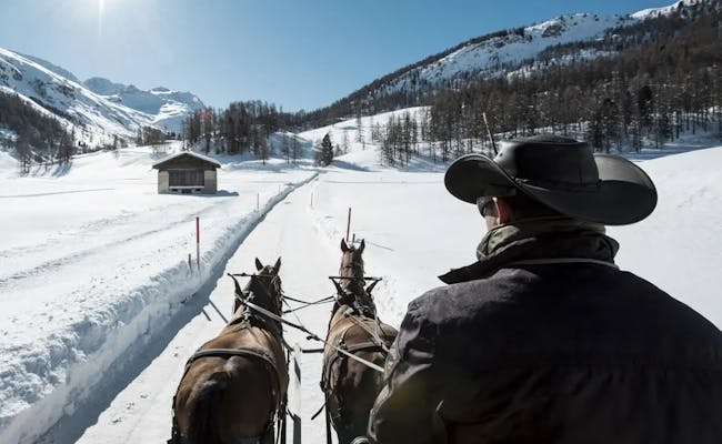 Corsa romantica in carrozza nell'Engadina con tempo invernale e tanta neve.