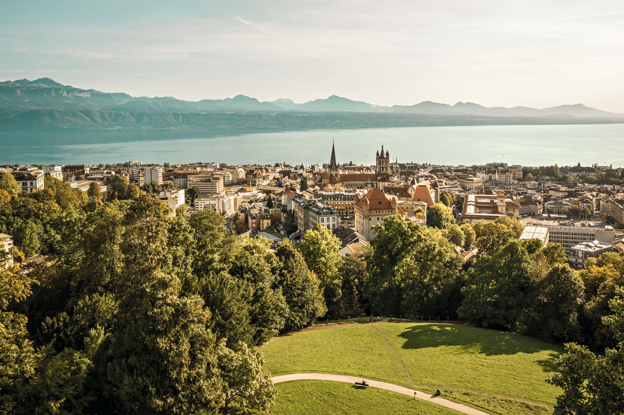 로잔 호수: 아름다운 도시 풍경, 산과 자연, 역사적인 건물로 둘러싸인 곳.