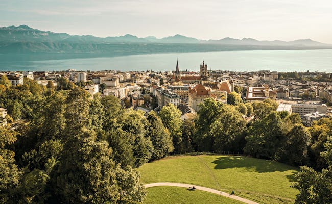 Losanna sul Lago: veduta pittoresca della città, ambiente con montagne, natura e edifici storici.
