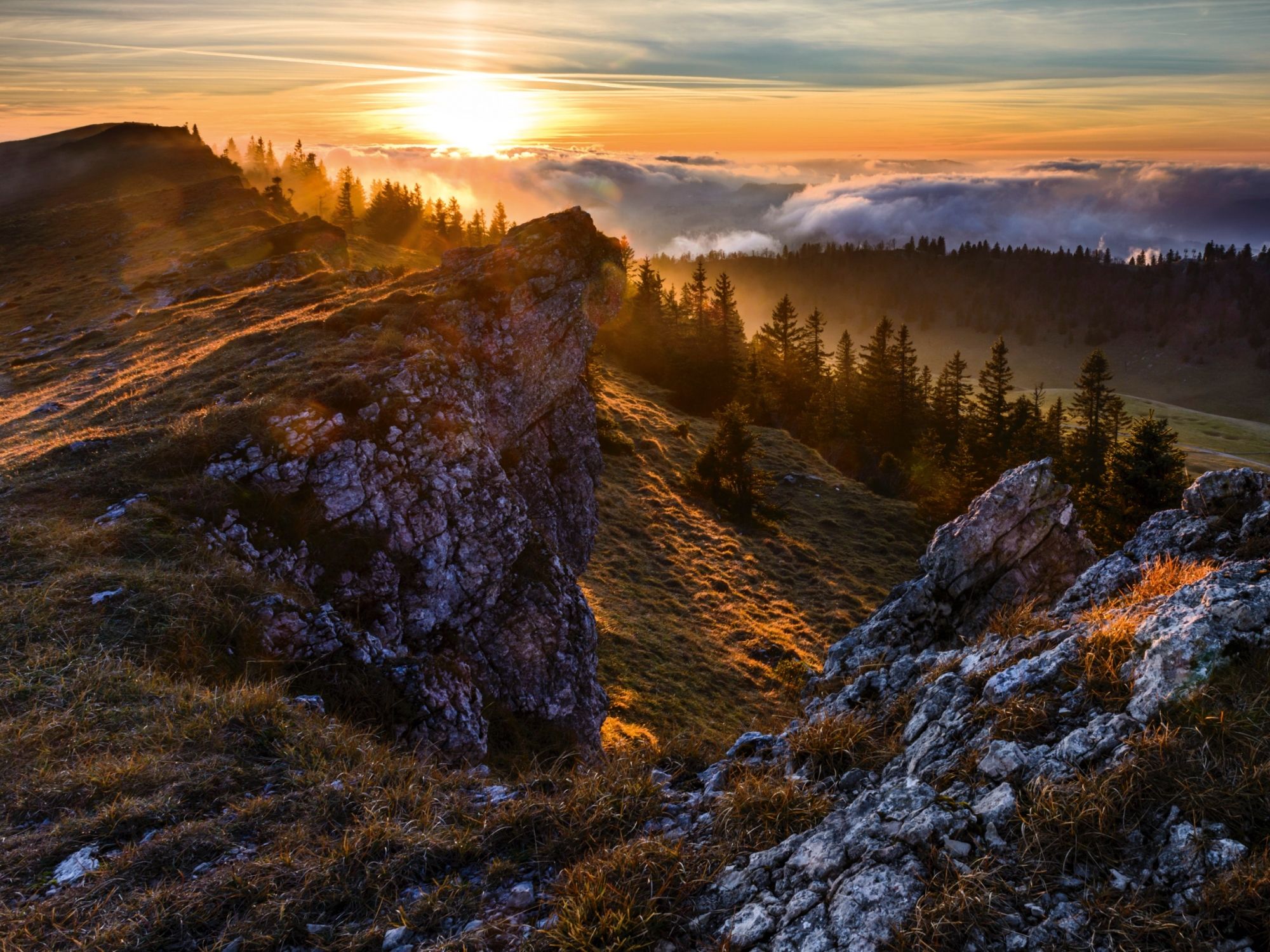 샤세랄 자연공원이 구름 위로 산 너머로 지는 해를 보여줍니다
