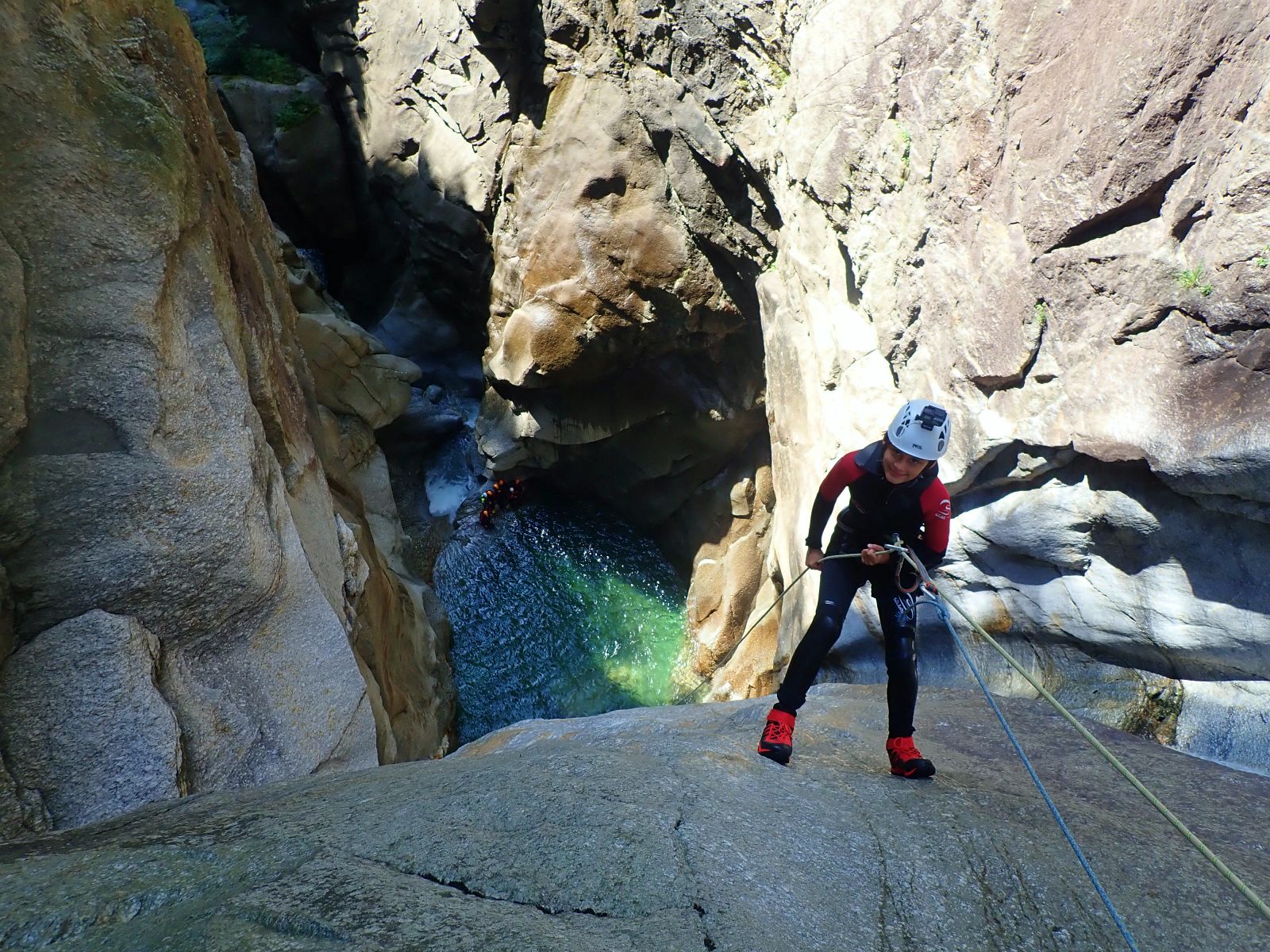 Canyoning Pontirone Schlucht im Tessin: Klettere in einer eindrucksvollen Schlucht mit klarem Wasser.
