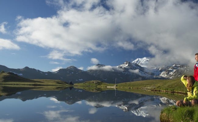 Výškové jezero ve Visperterminen s odrazem hor