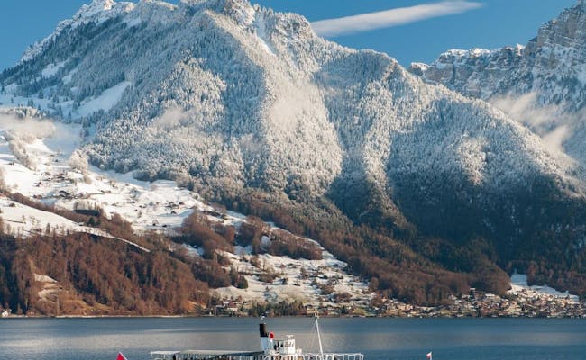 Schifffahrt im Winter auf dem Thunersee mit schneebedeckten Bergen