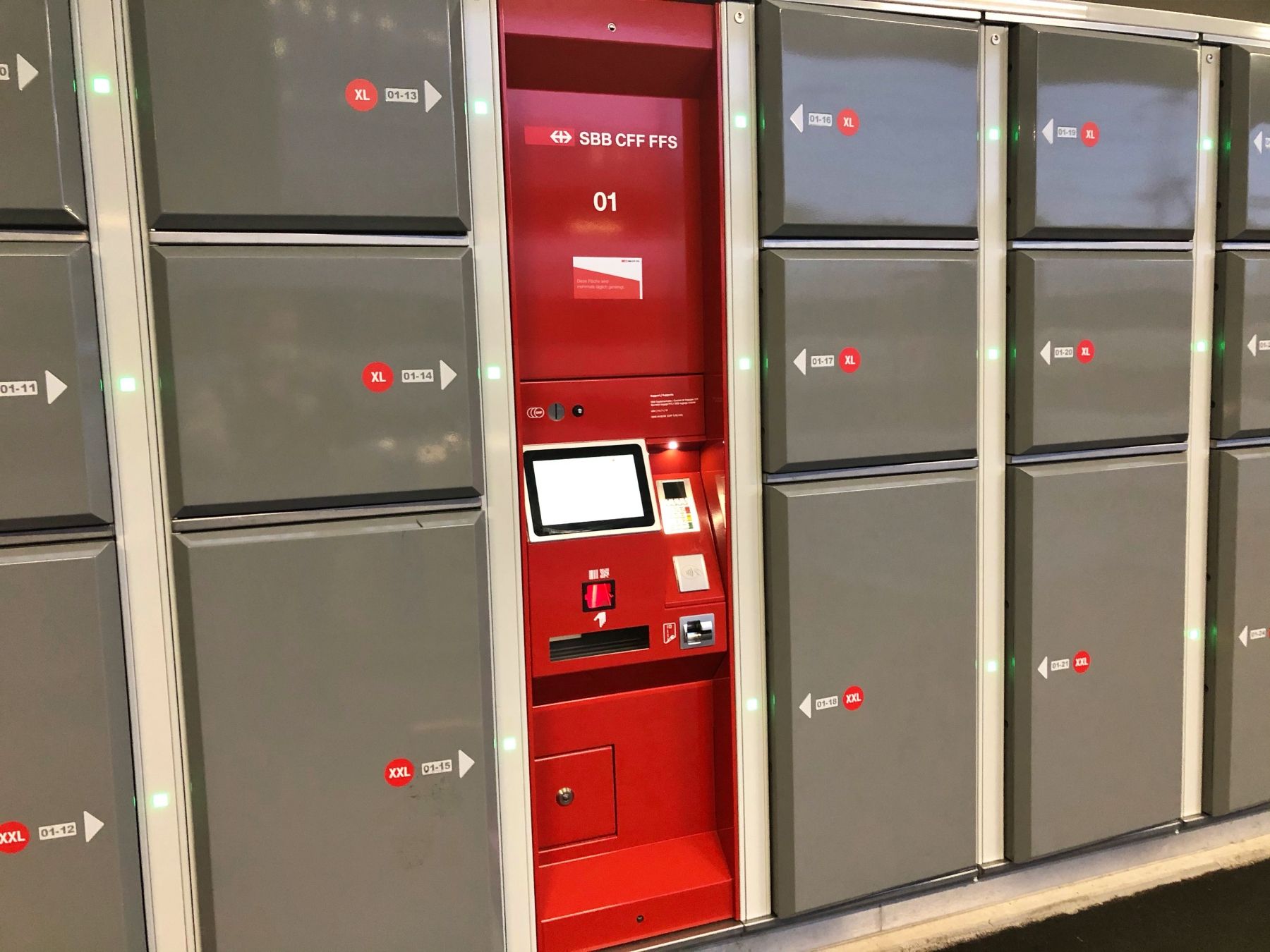 Loker di stesen Zürich dengan pintu yang tahan banting