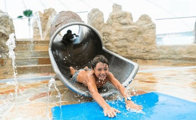 Vodní skluzavka Splash and Spa s klouzajícím se dítětem