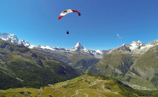 Paragliden boven Zermatt met de Matterhorn op de achtergrond.