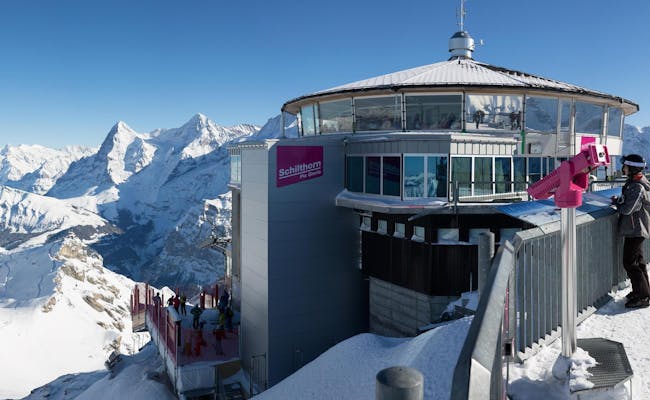 Schilthorn Piz Gloria dengan pegunungan bersalju