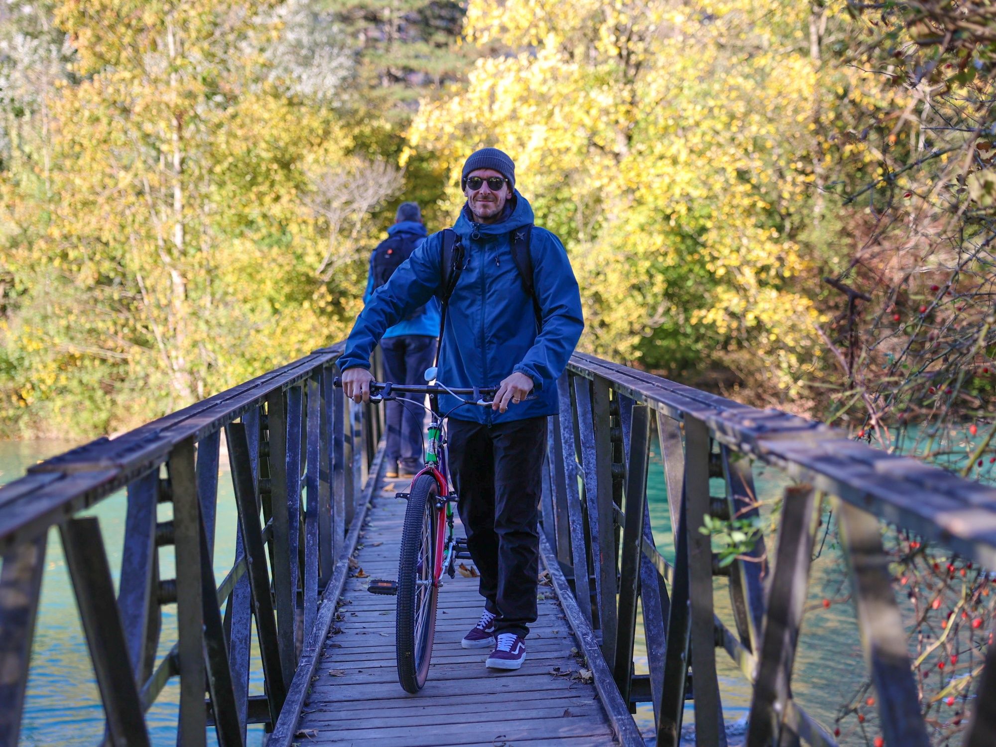 Passeio de bicicleta: passeio relaxante sobre uma ponte de madeira na natureza no verão