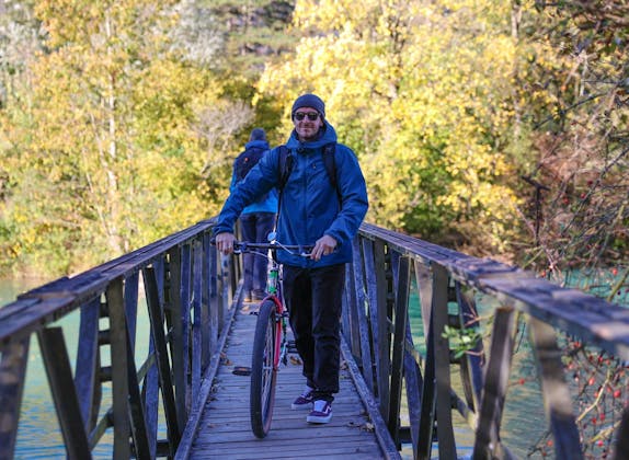 Winterlaken: Vive o passeio de bicicleta tranquilo na natureza entre as cores vibrantes do outono.