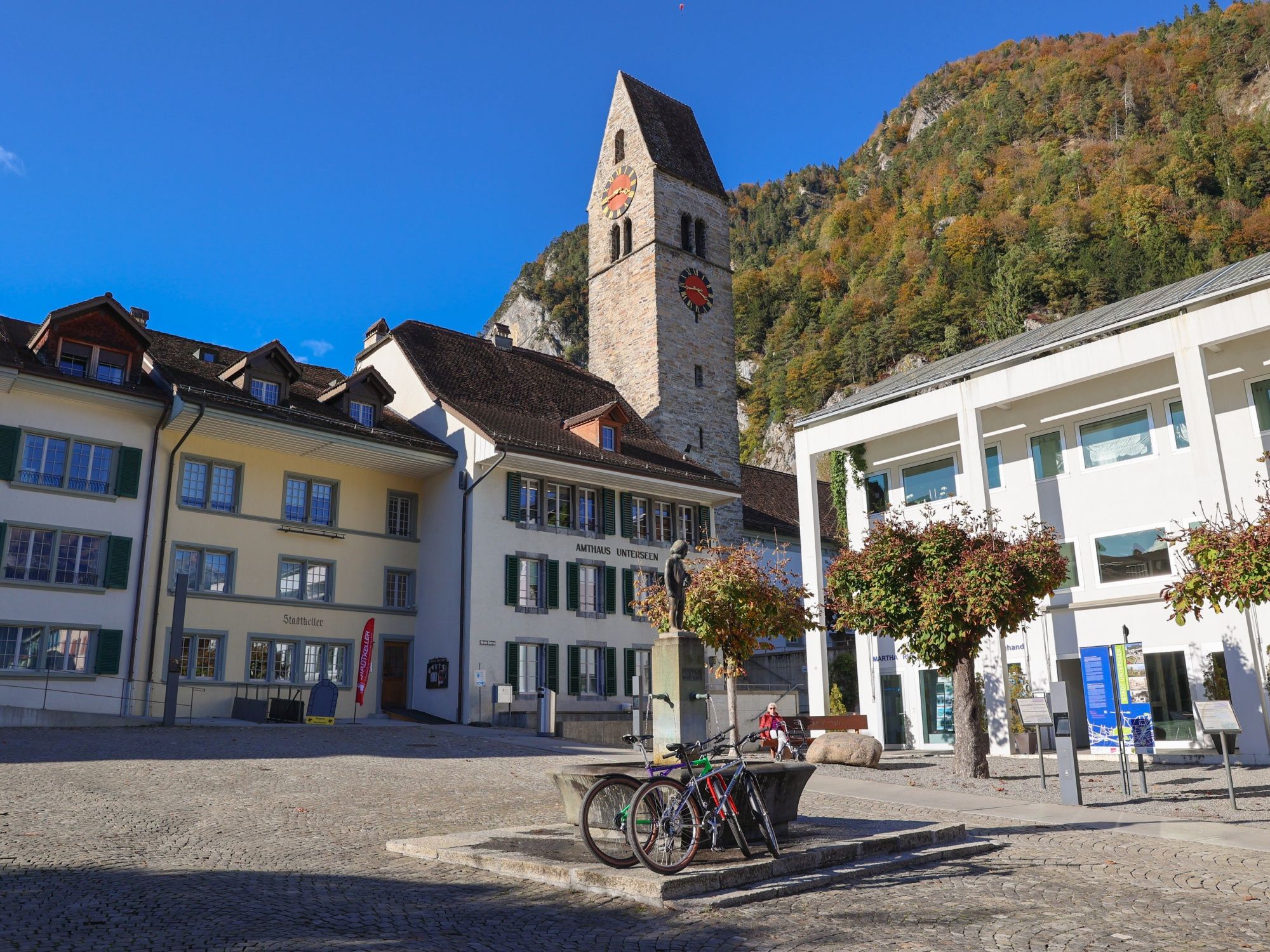 Cicloviagem: Descobre a pitoresca aldeia de bicicleta e os edifícios históricos.
