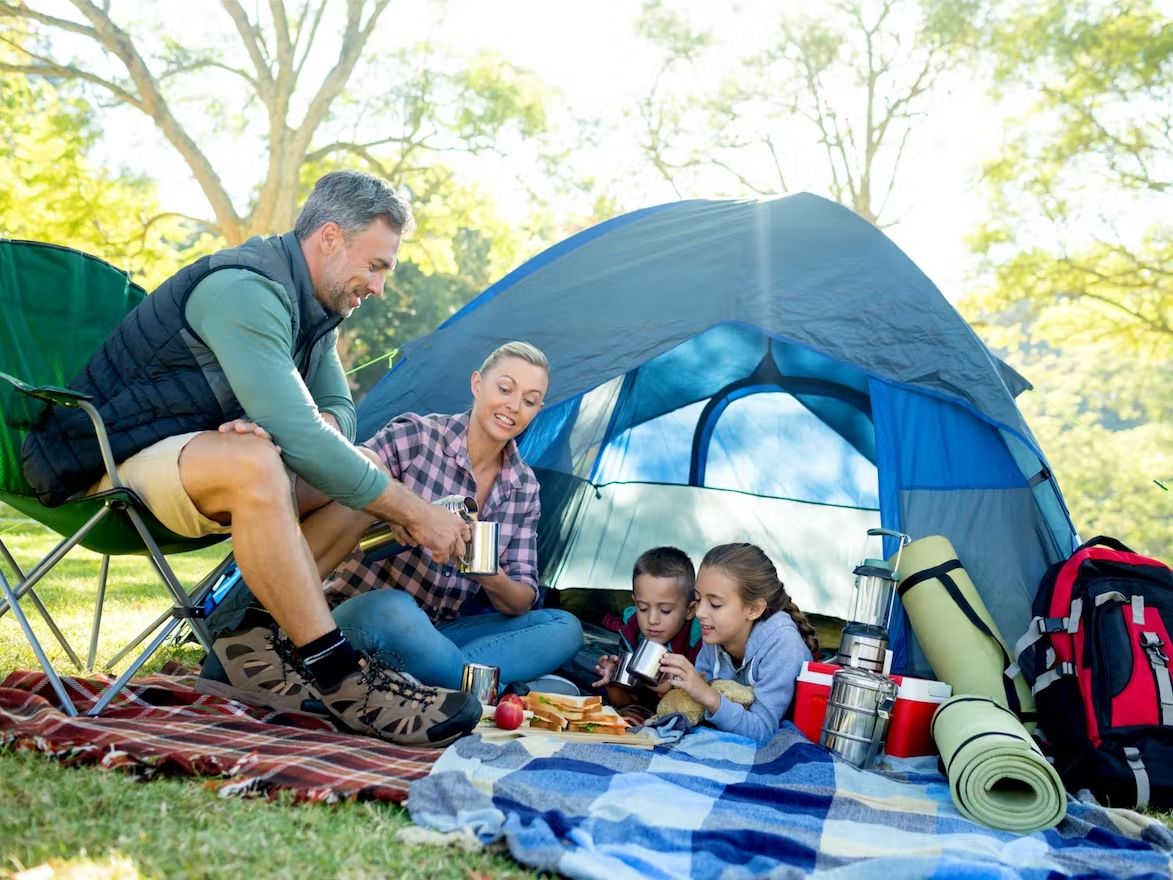 Campeggio in Svizzera: tempo in famiglia nella natura, tra tende, cibo e relax.