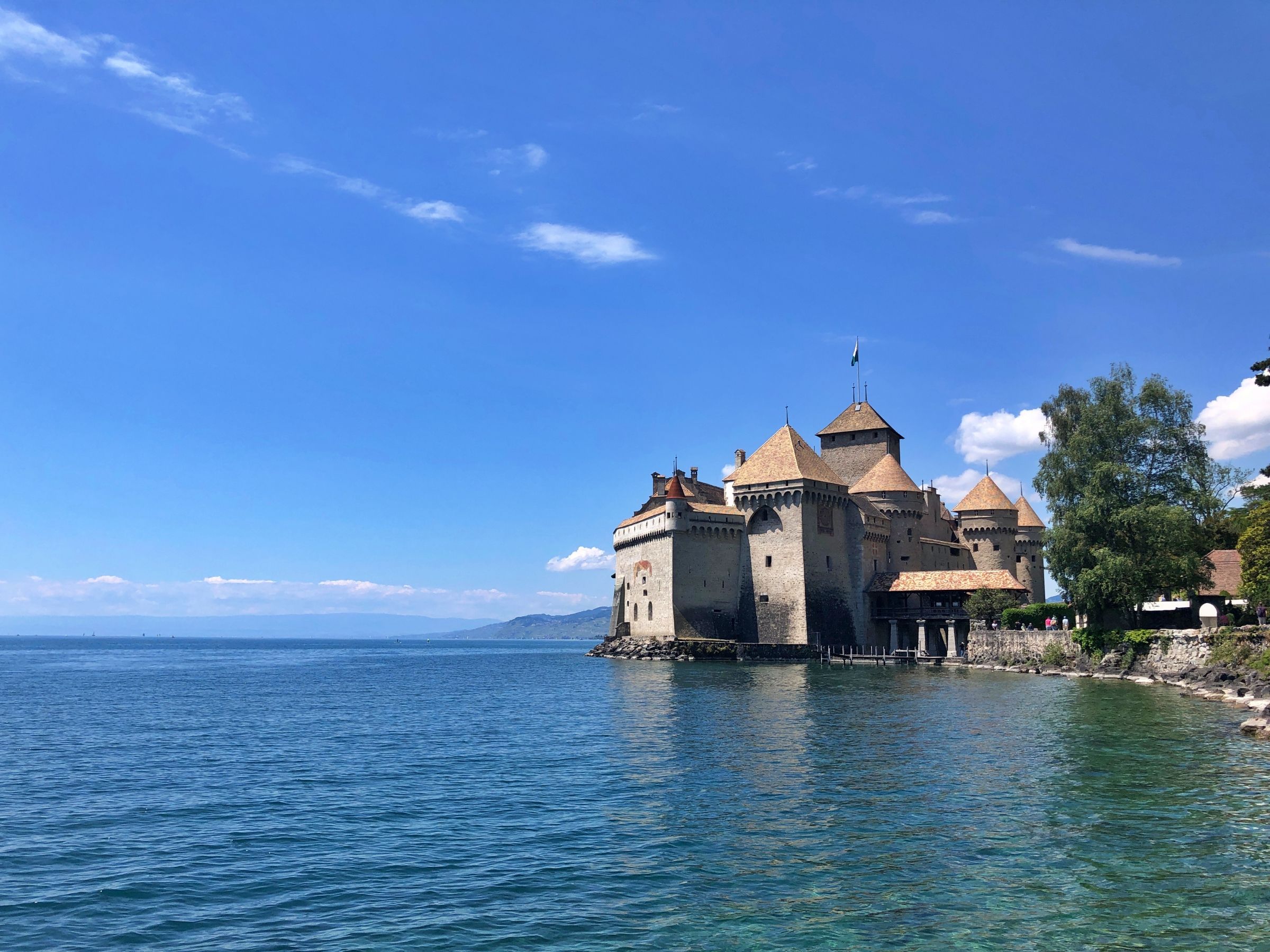 ปราสาทชิลลอง: ปราสาทที่ยิ่งใหญ่ริมทะเลสาบเจนีวาในสวิตเซอร์แลนด์ เหมาะสำหรับการไปเที่ยวแบบโรแมนติก