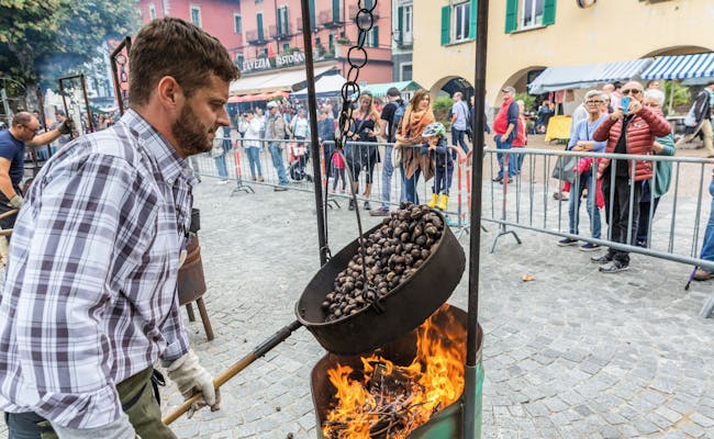 Tostar castañas en el Festival de Castañas en Suiza