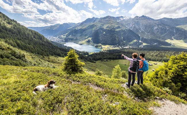 Wandern in Davos Klosters mit Blick auf See und Berge.
