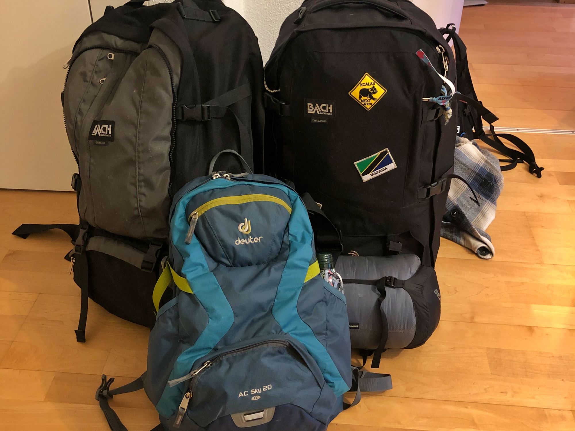 Bagasi dalam loker semasa penjelajahan di Switzerland