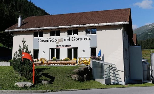 Τυροκομείο Gotthard με εστιατόριο και ανθισμένα φυτά.