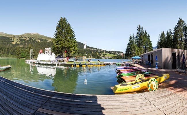 Watersportcentrum Heidsee met boten en zeilboten aan de oever