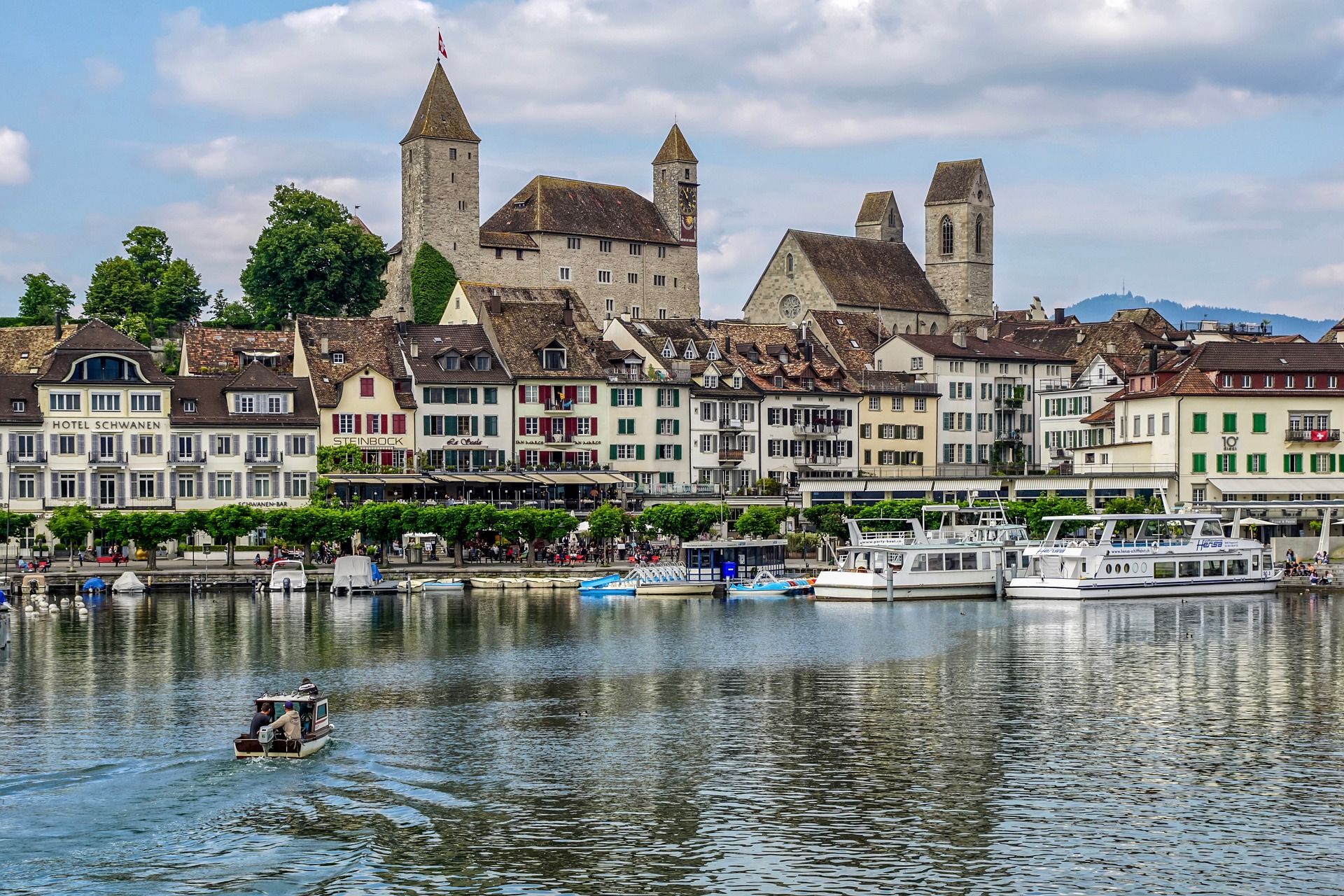 Port de Rapperswil : vue pittoresque sur la vieille ville avec des bateaux et des bâtiments historiques au bord du lac.