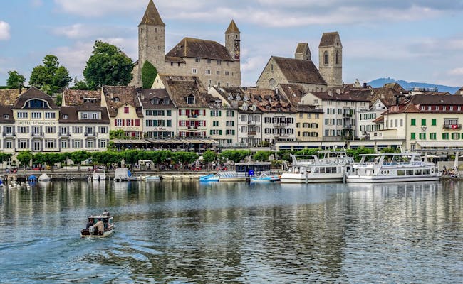 Puerto de Rapperswil: vista pintoresca del casco antiguo con barcos y edificios históricos a orillas del lago.
