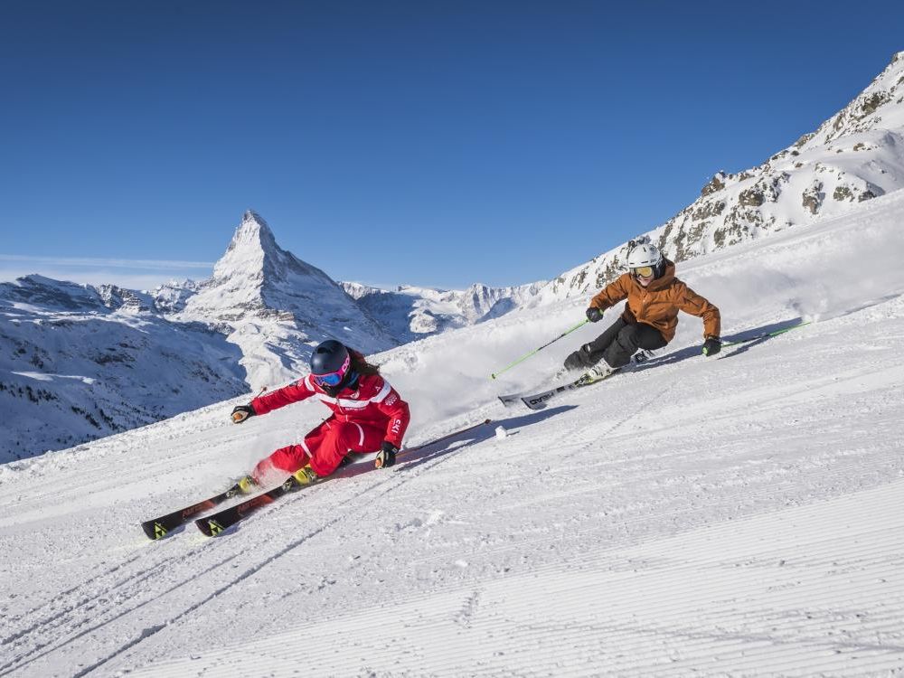 สกีที่เซอร์แมทในวันที่ท้องฟ้าโปร่งพร้อมภูเขาหิมะ